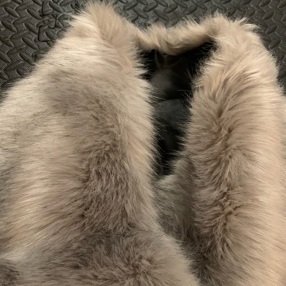 Bridal Wrap Shaul fake fur light gray color - Picture 4 of 13